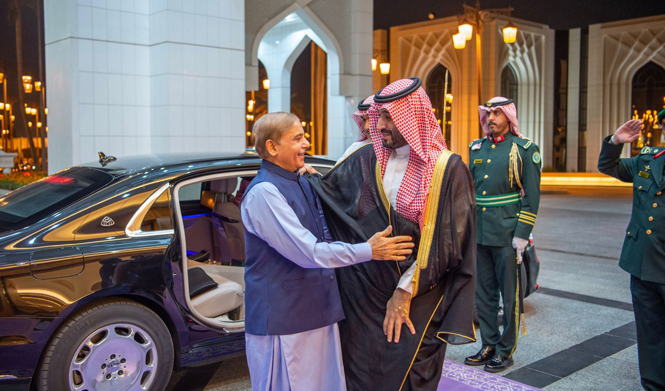 This handout picture released by Saudi Press Agency shows Saudi Arabia’s Crown Prince Mohammed bin Salman received Pakistani Prime Minister Shehbaz Sharif in Riyadh on October 25, 2022.