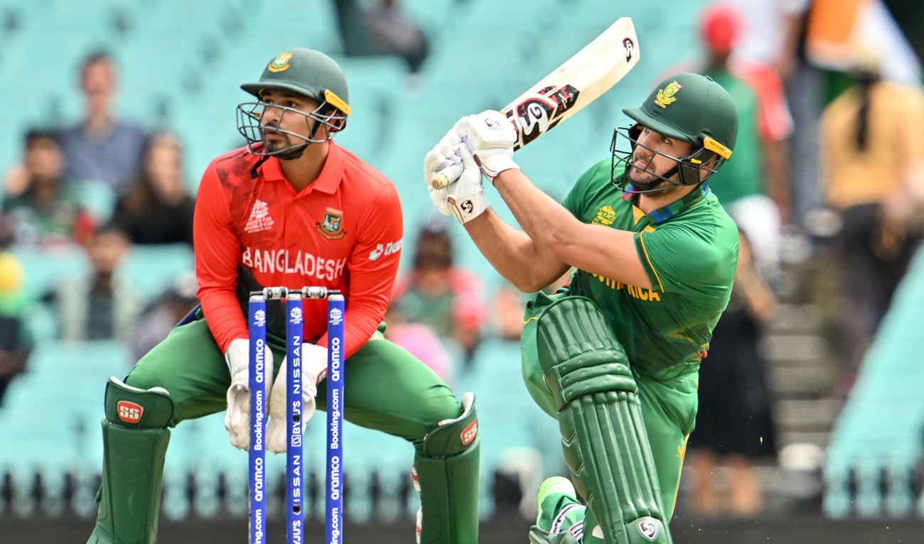 South Africa's Rilee Rossouw plays a shot in front of Bangladesh's Nurul Hasan during the ICC men's Twenty20 World Cup 2022 cricket match between South Africa and Bangladesh at the Sydney Cricket Ground in Sydney on October 27, 2022. (AFP)