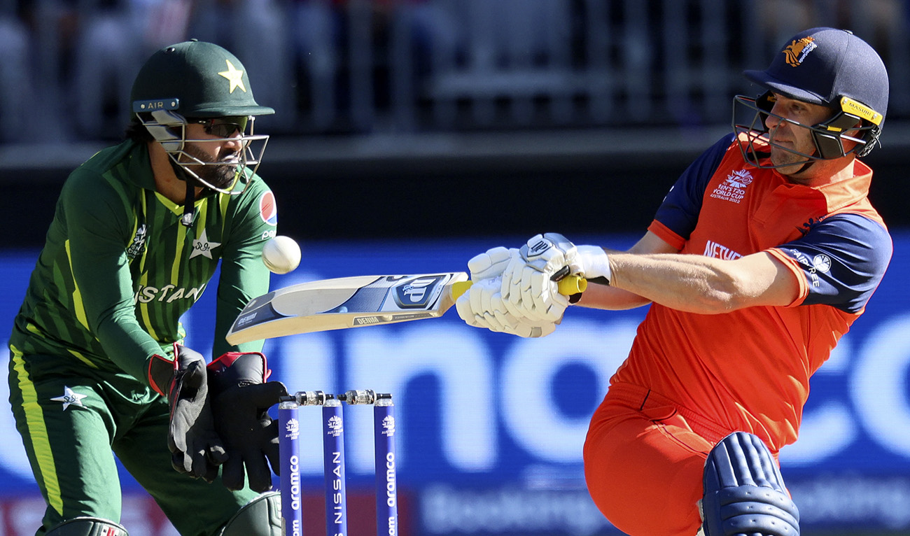 Netherlands' Colin Ackermann plays a shot watched by Pakistan's wicketkeeper Muhammad Rizwan (L) during the ICC men's Twenty20 World Cup 2022 cricket match between Pakistan and Netherlands at the Perth Stadium on October 30, 2022 in Perth. (AFP)