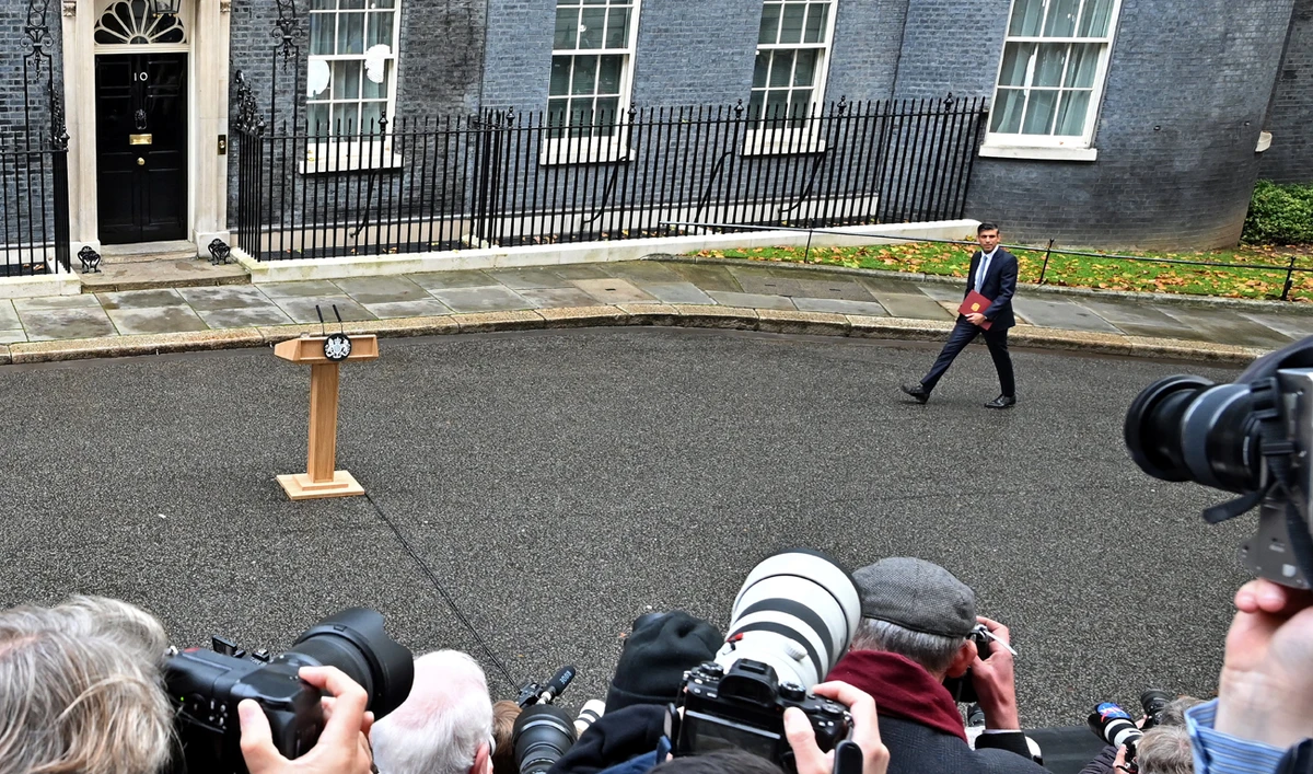 Britain's newly appointed Prime Minister Rishi Sunak arrives at the podium to deliver a speech outside 10 Downing Street in central London, on October 25, 2022. (AFP)