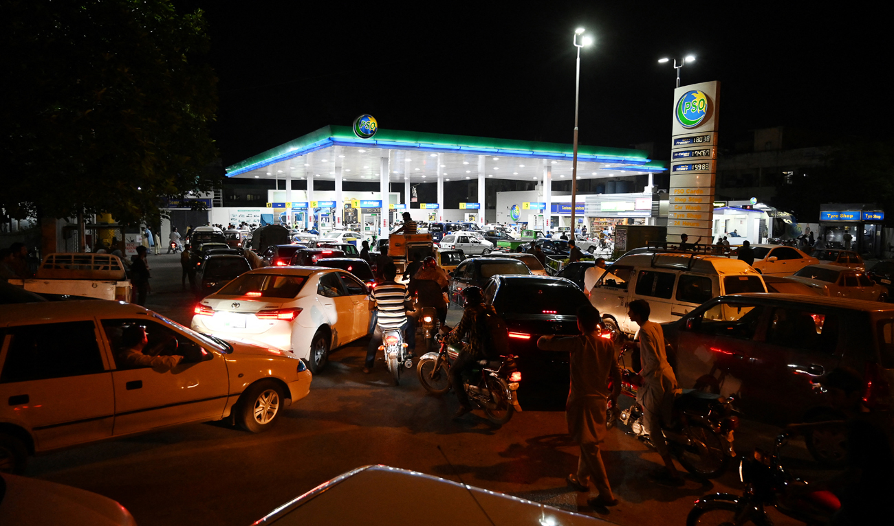 In this file photo, taken on June 2, 2022, motorists wait to fill their vehicles' tanks at a petrol station in Islamabad, Pakistan. (Photo courtesy: AFP)
