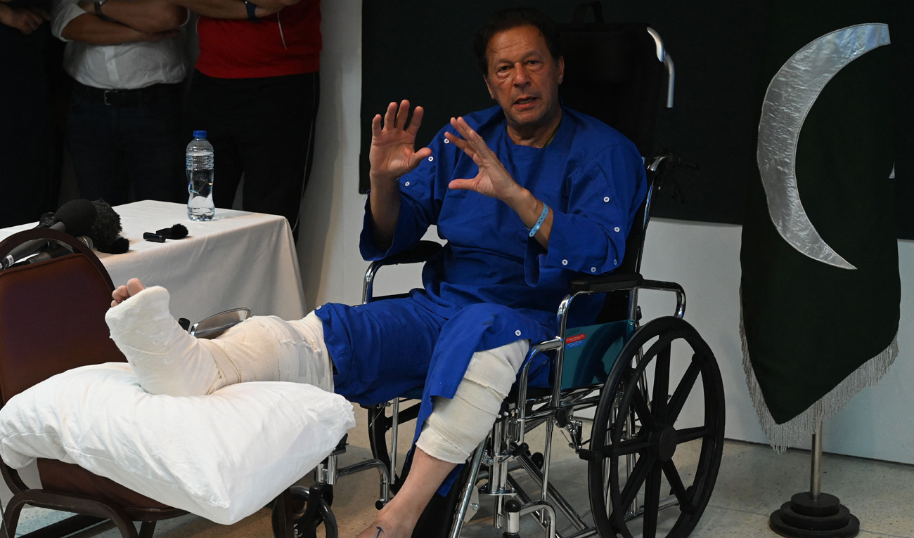 Pakistan's former prime minister Imran Khan talk with media representatives at a hospital in Lahore on November 4, 2022, a day after an assassination attempt on him during his long march near Wazirabad. (Photo courtesy: AFP)