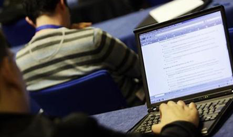 People attend a workshop on the first day of the 18th World Wide Web Conference in Madrid April 20, 2009. (REUTERS/FILE)
