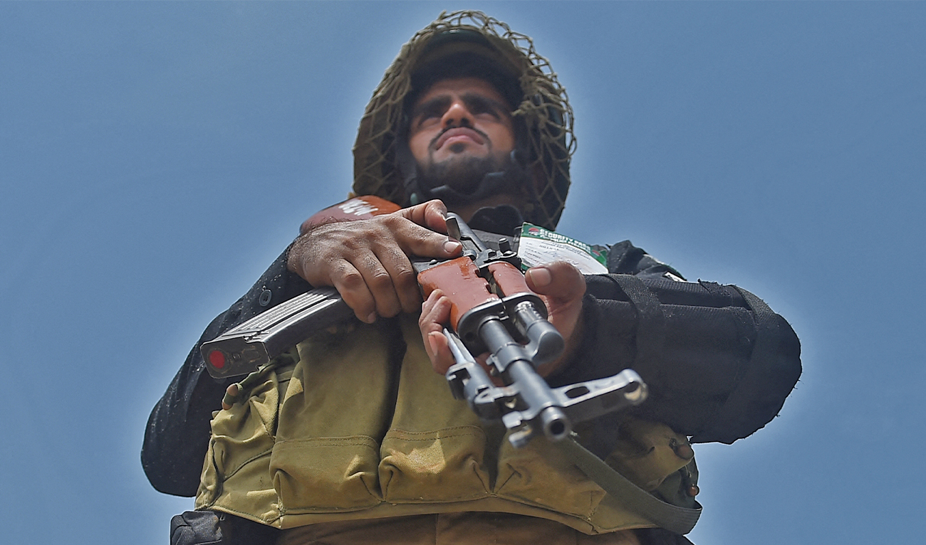 A police commando stands guard in Karachi, Pakistan, on August 7, 2022. (AFP/File)