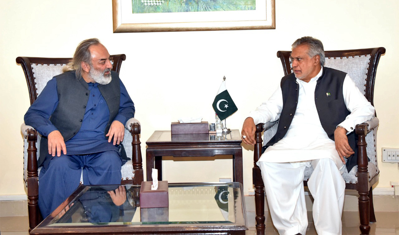 Pakistan’s finance minister Ishaq Dar (right) meets the country’s envoy to Saudi Arabia, Ameer Khurram Rathore, in Islamabad, Pakistan, on November 6, 2022. (Finance Ministry)