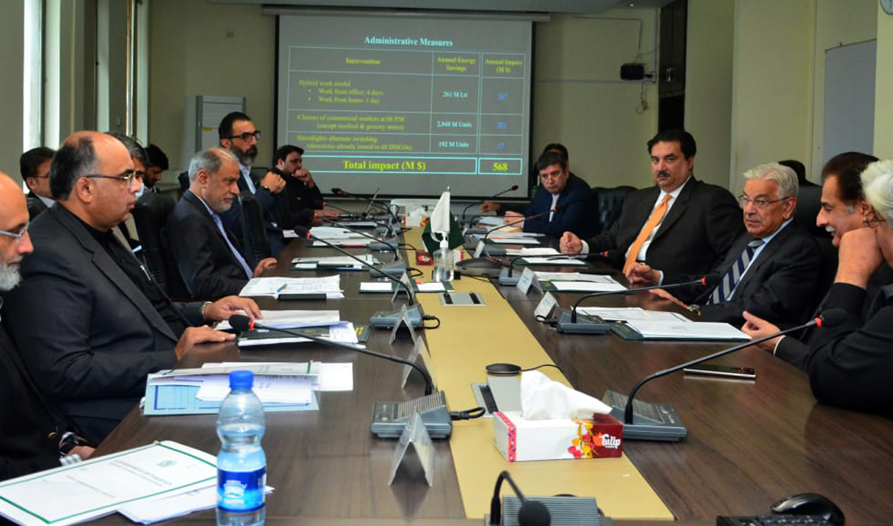The World Bank delegation (left) meets with Pakistan's federal energy minister Khurram Dastagir, defense minister Khwaja Asif and law minister Ayaz Sadiq in Islamabad on November 7, 2022. (Photo courtesy: Government of Pakistan)
