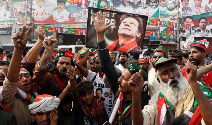 People chant slogans as they condemn the shooting incident on a long march held by Pakistan's former Prime Minister Imran Khan, in Wazirabad, Pakistan, Nov. 4, 2022. (REUTERS)