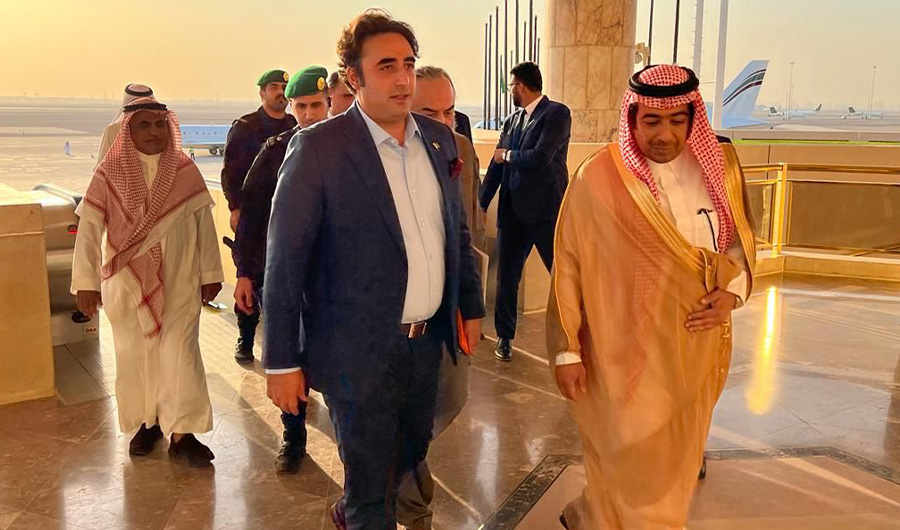 Pakistan Foreign Minister Bilawal Bhutto-Zardari (L) arrives in the kingdom of Saudi Arabia on Nov. 9, 2022. (Photo courtesy: Pakistan Foreign Office)