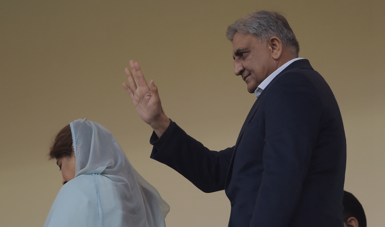 In this picture, taken on March 8, 2020, Pakistan Army Chief General Qamar Javed Bajwa (R) waves during the Pakistan Super League (PSL) T20 cricket match at the Rawalpindi Cricket Stadium in Rawalpindi. (Photo courtesy: AFP/File)