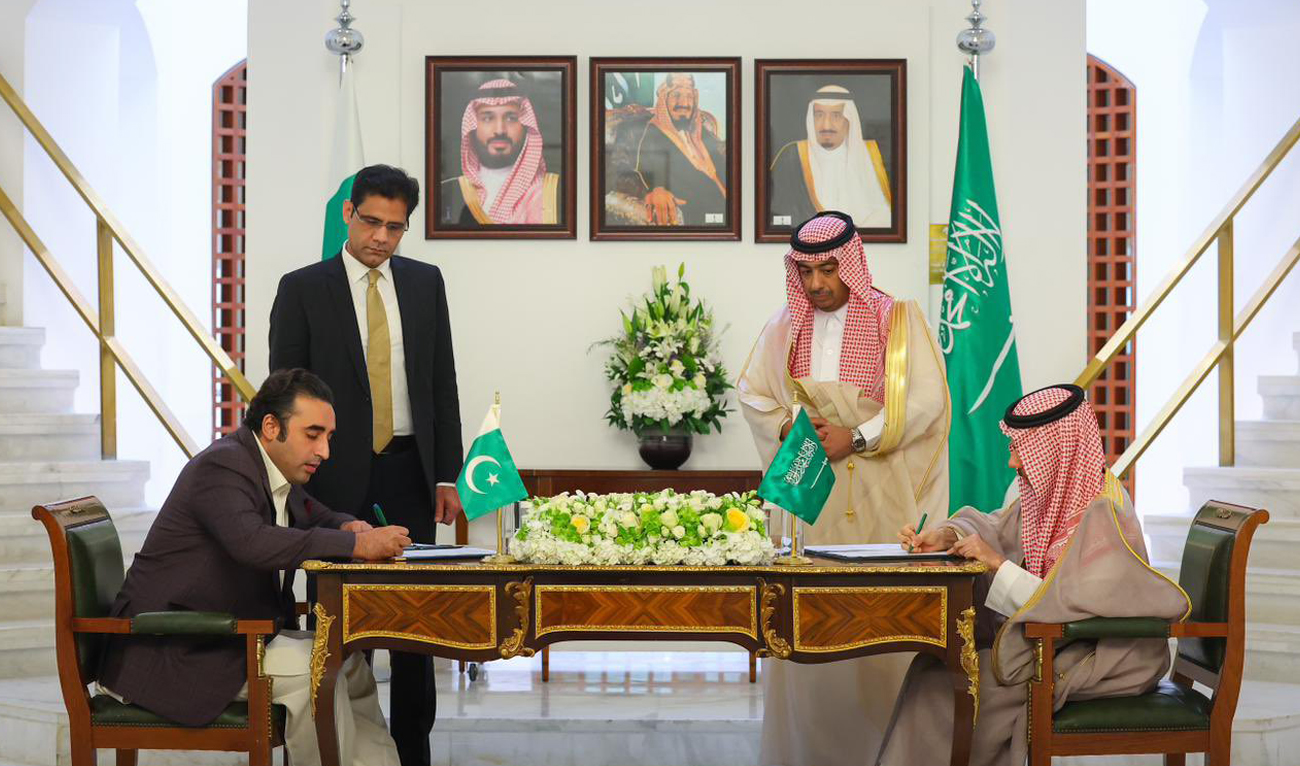 Pakistan foreign minister Bilawal Bhutto Zardari (left) and his Saudi counterpart Faisal bin Farhan sign the minutes of the first ministerial meeting at the Ministry of Foreign Affairs in Riyadh, Saudi Arabia on November 10, 2022. (Photo courtesy: Saudi Ministry of Foreign Affairs)
