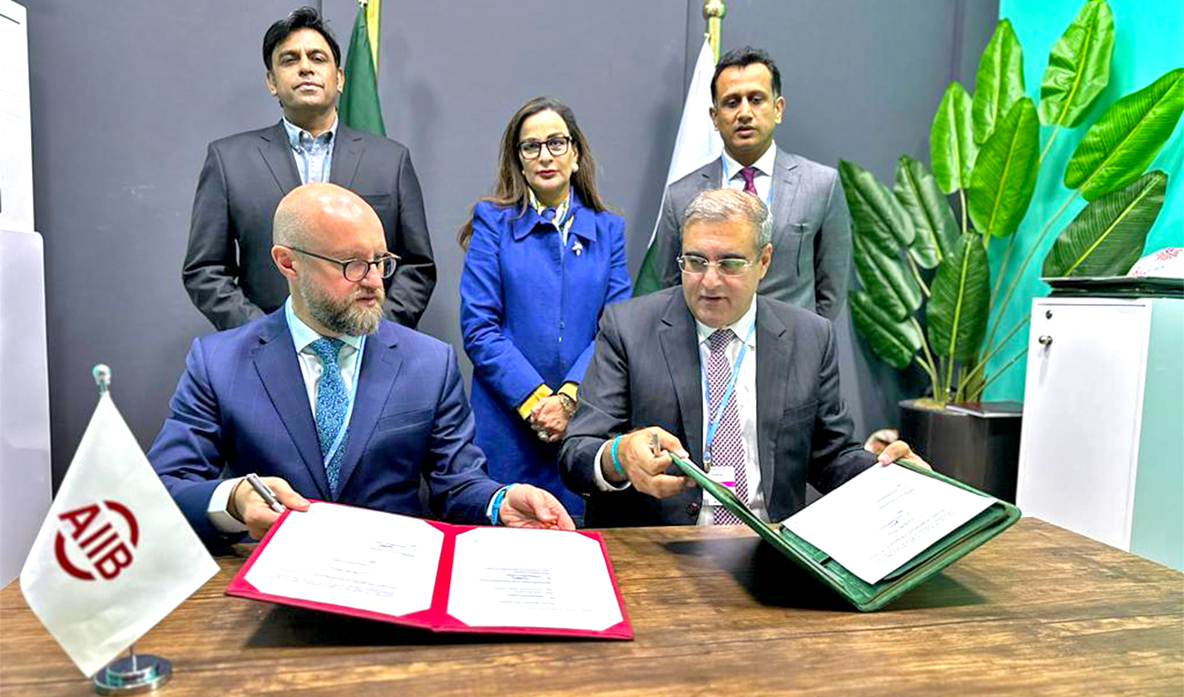 Pakistani officials and Asian Infrastructure Investment Bank (AIIB) officials sign $500 million loan agreement in Sharm El-Sheikh in Egypt, on November 10, 2022. (PID)
