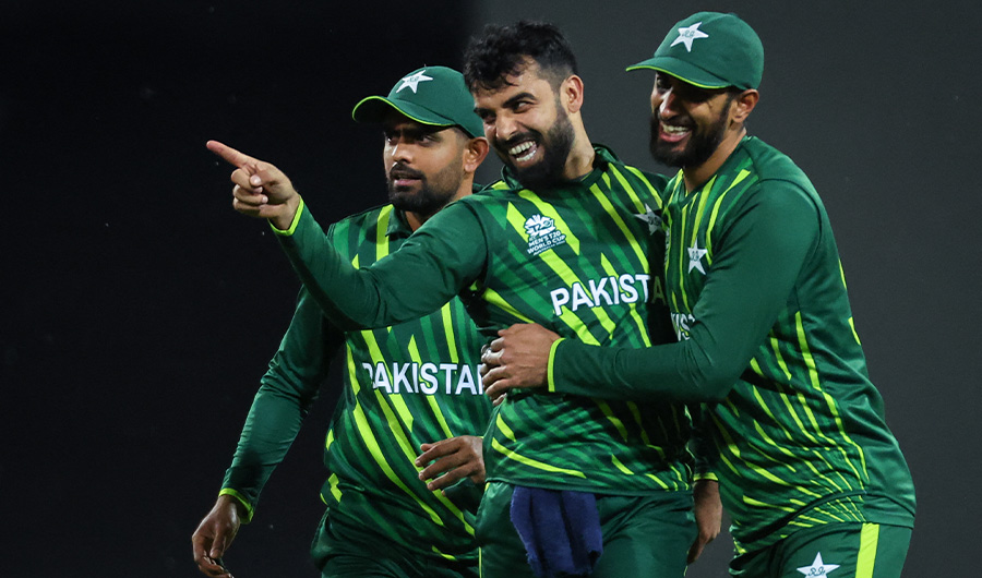 Pakistan’s Shadab Khan (C) reacts with teammates after dismissing South Africa’s Aiden Markram during the 2022 ICC Twenty20 World Cup cricket tournament match between Pakistan and South Africa at the Sydney Cricket Ground (SCG) on November 3, 2022. (AFP)