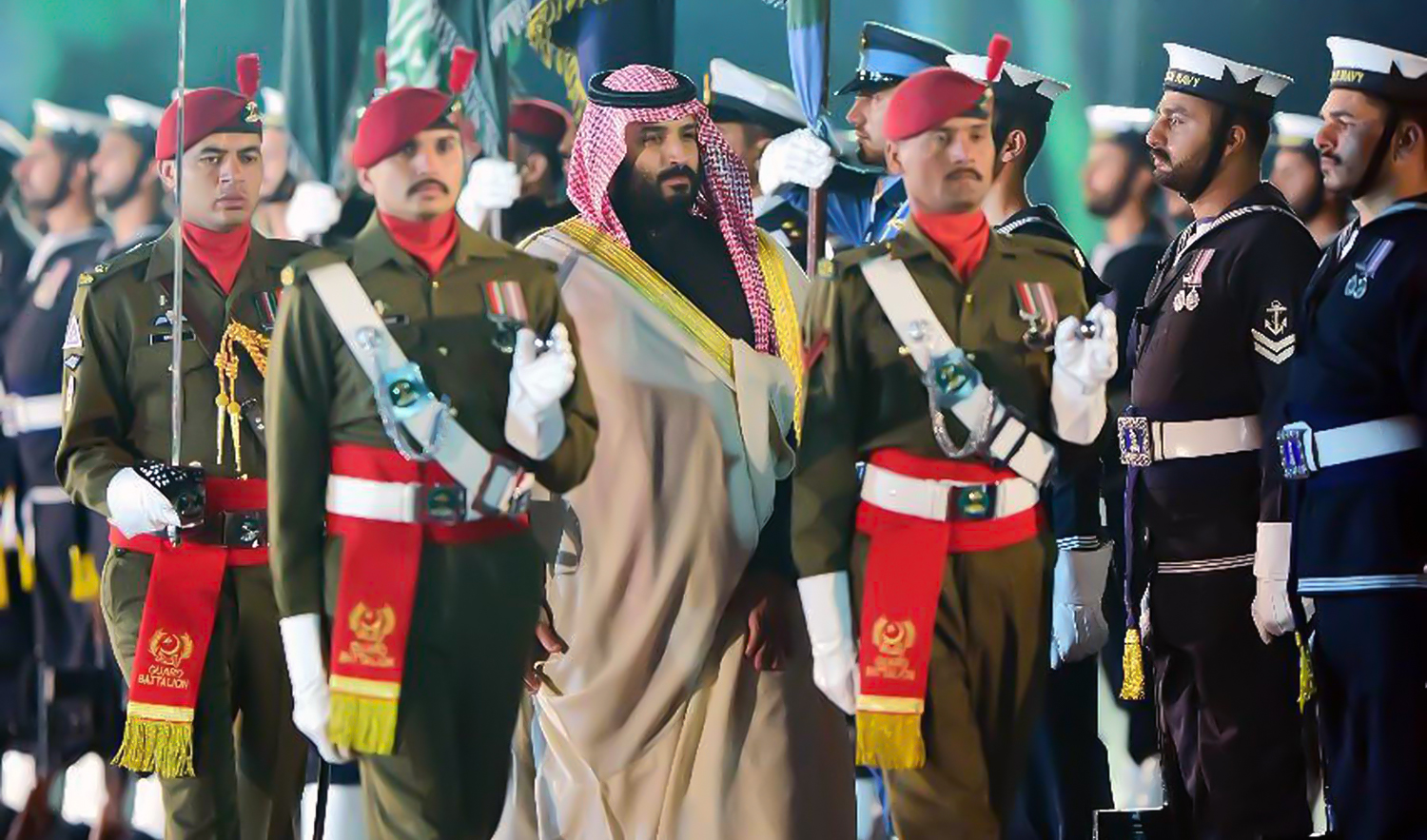 Saudi Arabia's Crown Prince Mohammed bin Salman, center, reviews a guard of honor at the Prime Minister House in Islamabad, Pakistan, on February 17, 2019. (PID/File)