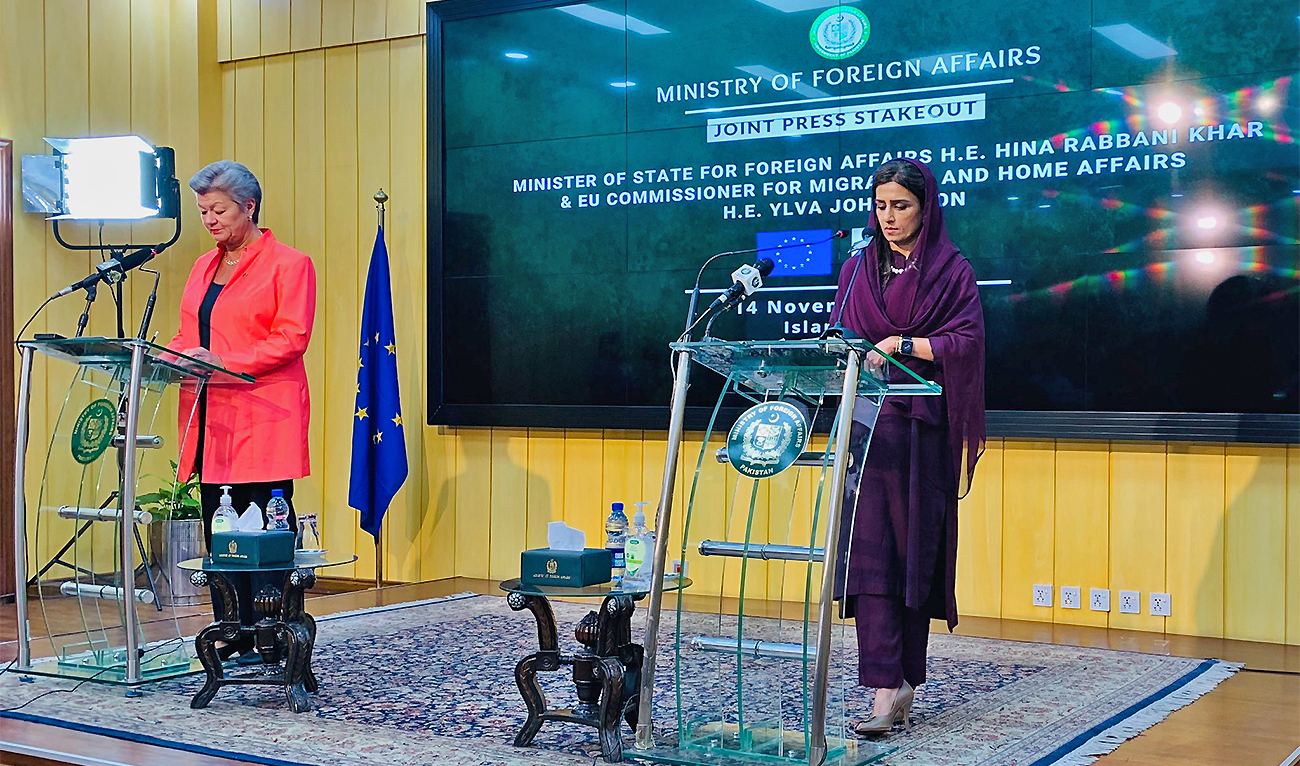 European Union Commissioner for Migration and Home Affairs Ylva Johansson (left) and Pakistan's Minister of State for Foreign Affairs Hina Rabbani Khar address a joint press conference in Islamabad, Pakistan, on November 14, 2022. (Photo courtesy: @YlvaJohansson/Twitter)