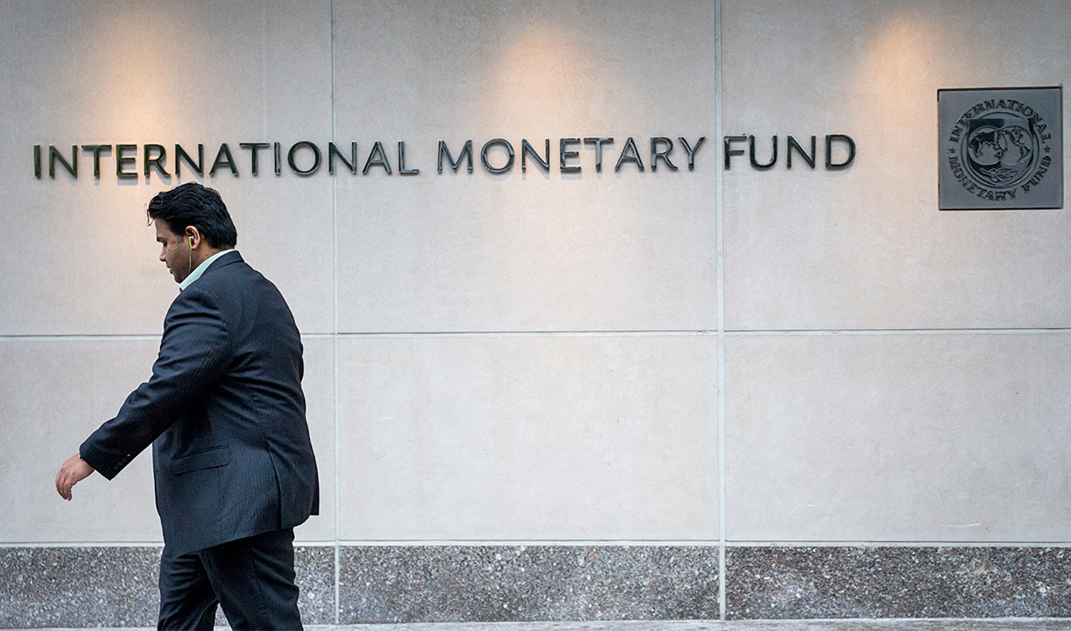 A man walks past the IMF Headquarters in Washington, US, on September 30, 2016. (AFP/File)