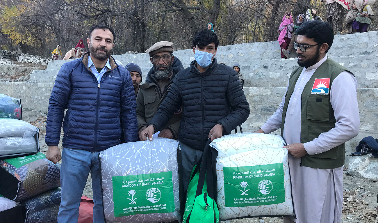 A senior official of Gilgit-Baltistan Disaster Management Authority and others pose for a picture while distributing winter kits provided by KSrelief to the residents of Ghanche, Pakistan, on November 17, 2022. (AN Photo)