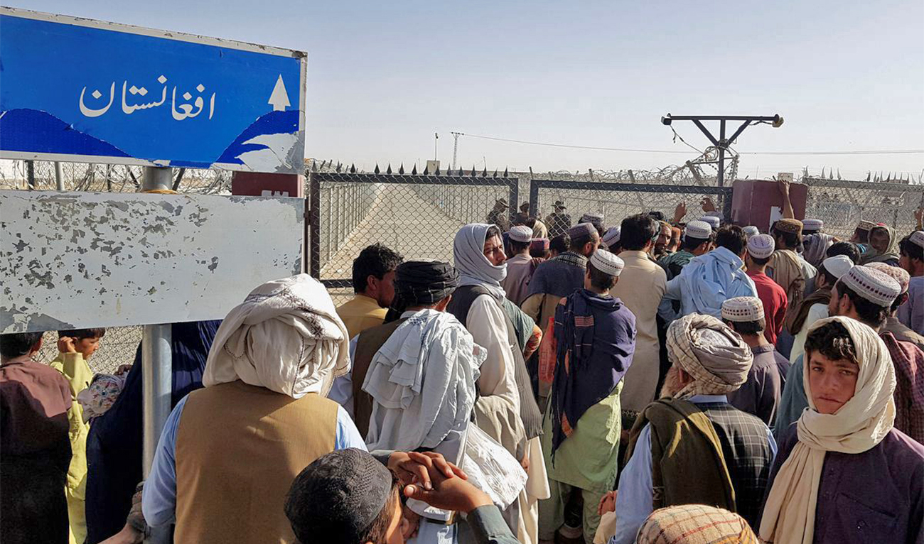 People gather at the Friendship Gate crossing point in the Pakistan-Afghanistan border town of Chaman, Pakistan on August 12, 2021. (REUTERS/File)
