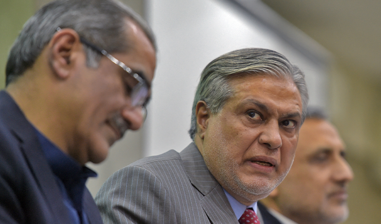 Pakistani Finance Minister Ishaq Dar (C) gives a press conference in Islamabad, Pakistan, on July 11, 2017. (AFP/File)