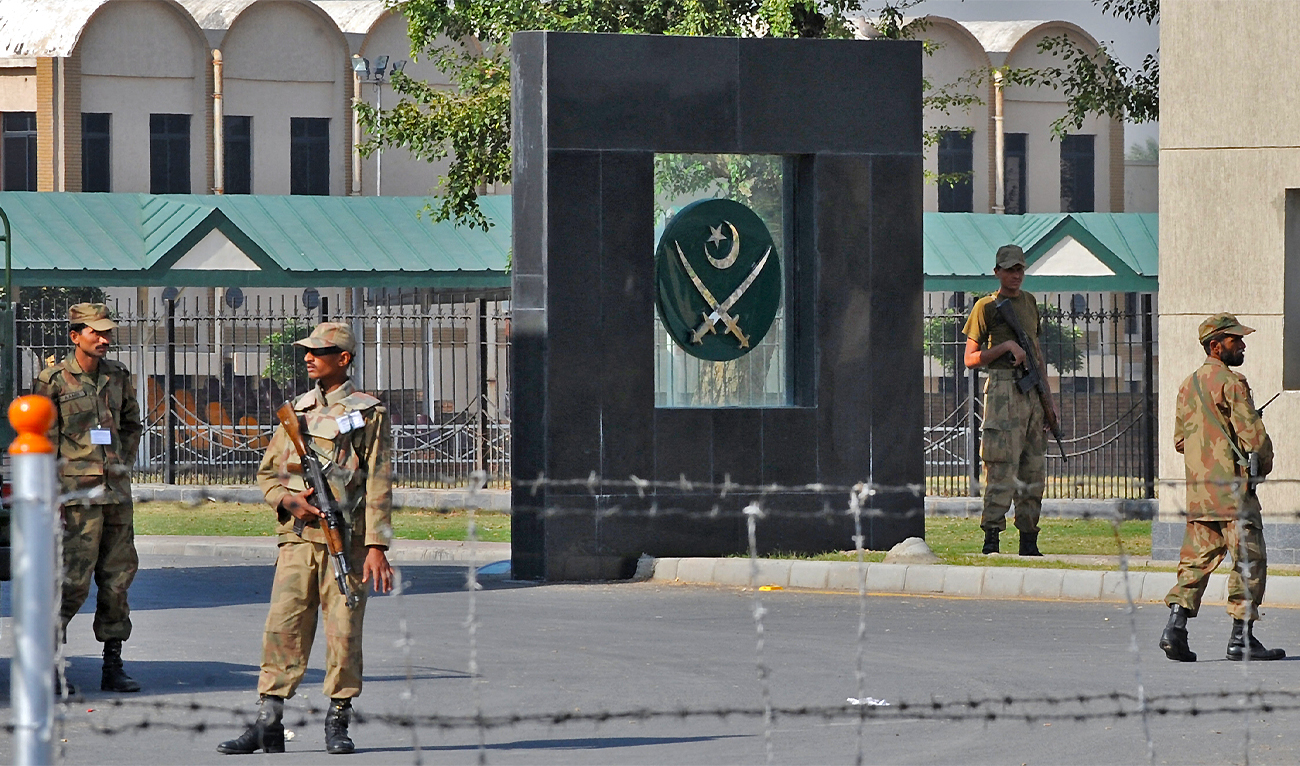 Pakistani soldiers guard the main entrance to army headquarters in Rawalpindi, Pakistan, on October 11, 2009. (AFP/File)