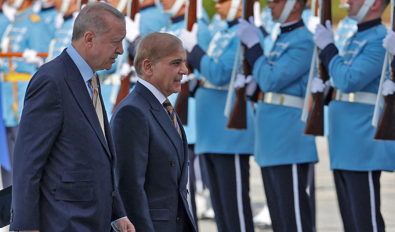 Turkish President Recep Tayyip Erdogan (L) welcomes Prime Minister of Pakistan Shehbaz Sharif upon his arrival during an official ceremony at the Presidential Complex in Ankara, Turkey on June 1, 2022. (AFP/File)