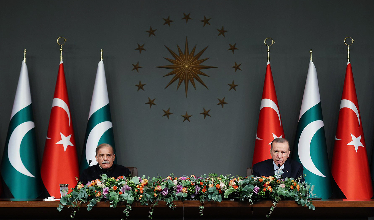 Turkiye President Recep Tayyip Erdogan (right) speaks during a joint press conference with Pakistan Prime Minister Shehbaz Sharif (left) in Istanbul on November 25, 2022. (Photo courtesy: Twitter/tcbestepe)