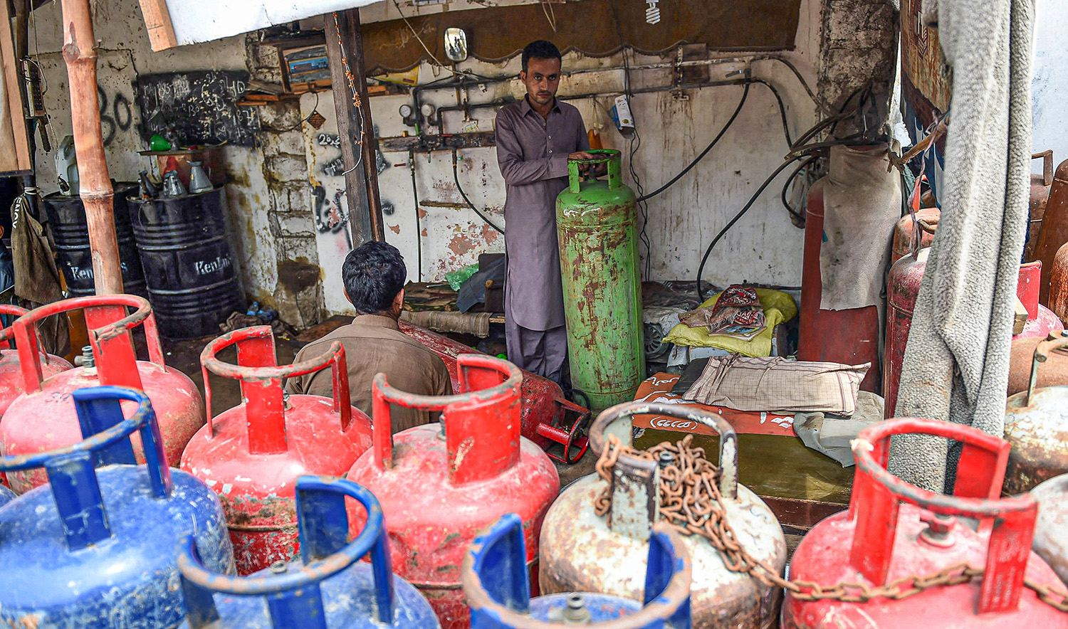 A Pakistani man fills a gas cylinder at a filling shop in Karachi on July 23, 2015. (AFP/File)