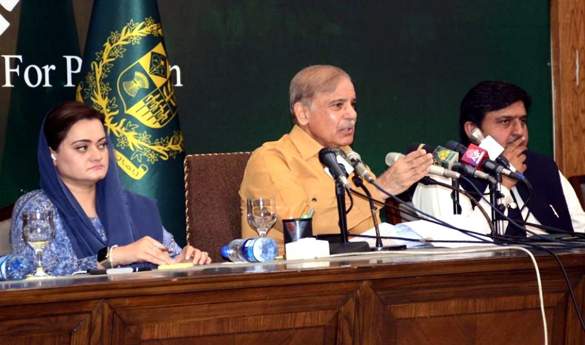 Pakistan Prime Minister Shehbaz Sharif (center) addresses a press conference in Islamabad, Pakistan, on November 5, 2022. (PID)