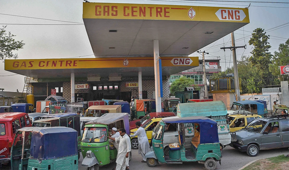 Mortorists queue to refill their vehicles with Compressed Natural Gas (CNG) at a CNG station in Peshawar on September 16, 2021. (AFP/File)