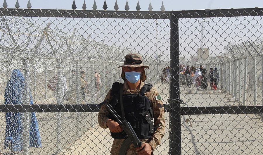 A Pakistani soldier stands guard at the Pakistan-Afghanistan border crossing point in Chaman on August 20, 2021. (AFP/FILE)