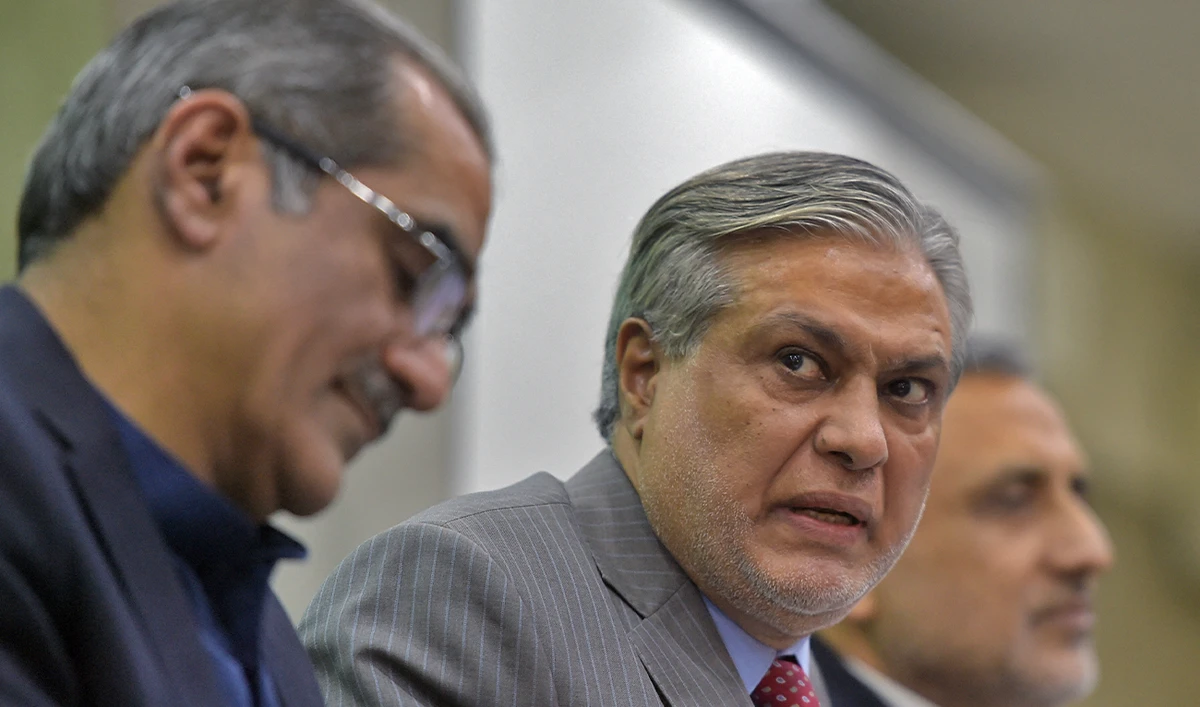 Pakistani Finance Minister Ishaq Dar (C) gives a press conference in Islamabad, Pakistan, on July 11, 2017. (AFP/File)