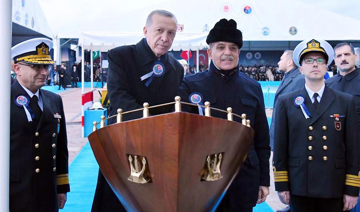 Pakistan Prime Minister Shehbaz Sharif, center right, and Turkish President Recep Tayyip Erdogan, center left, jointly launch PNS Khyber, third of the four MILGEM Corvette ships for Pakistan Navy, in Istanbul, Turkey, on November 25, 2022. (PID)