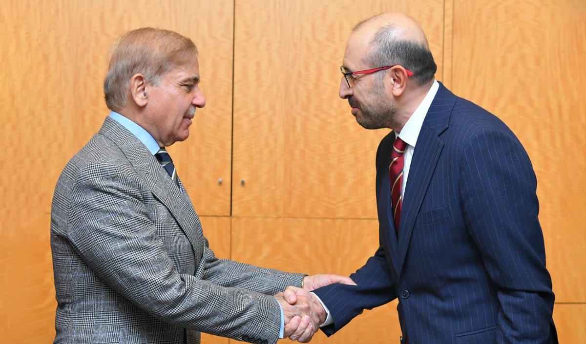 Pakistan Prime Minister Shehbaz Sharif, left, meets Economic Cooperation Organization (ECO) Trade and Development Bank Yalçın Yüksel in Istanbul on November 26, 2022. (Photo courtesy: @PakPMO/Twitter)