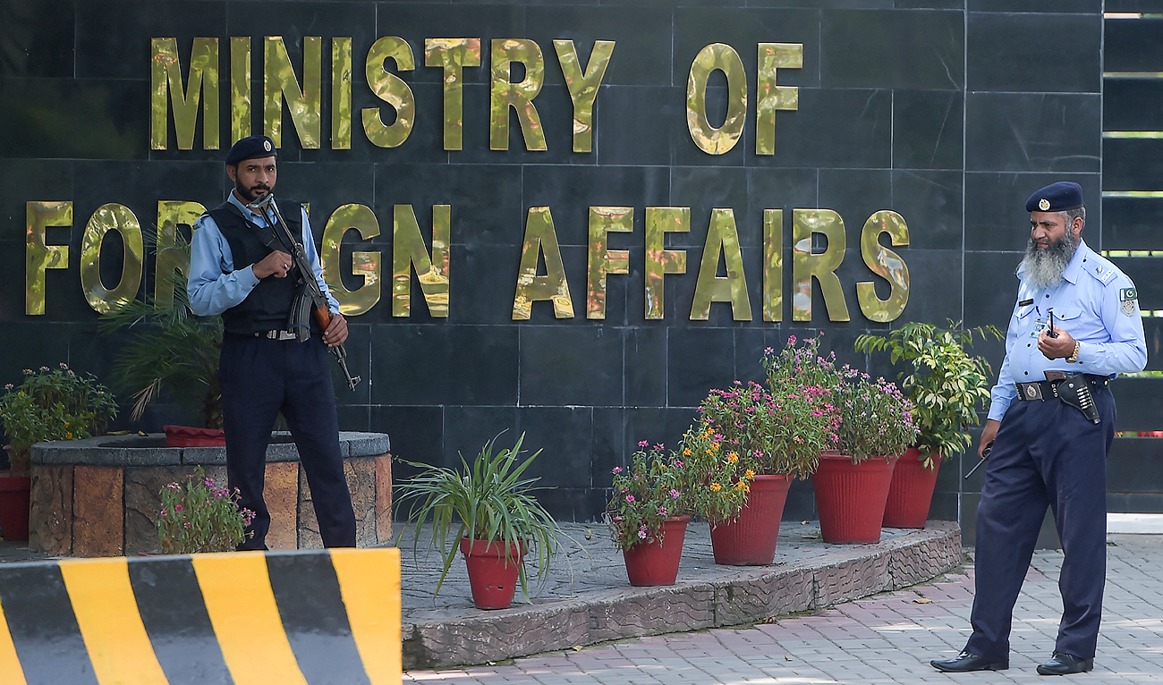 Pakistani policemen stand guard outside the Pakistan's Foreign Ministry building in Islamabad, Pakistan on September 2, 2019. (Photo courtesy: AFP/File)