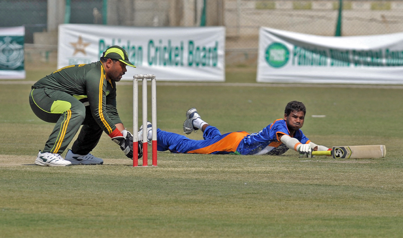 Indian blind cricketer, Sukhram (R) makes his ground during a one-day match between India and Pakistan blind cricket teams at the National Stadium in Karachi on February 23, 2014. (AFP/File)