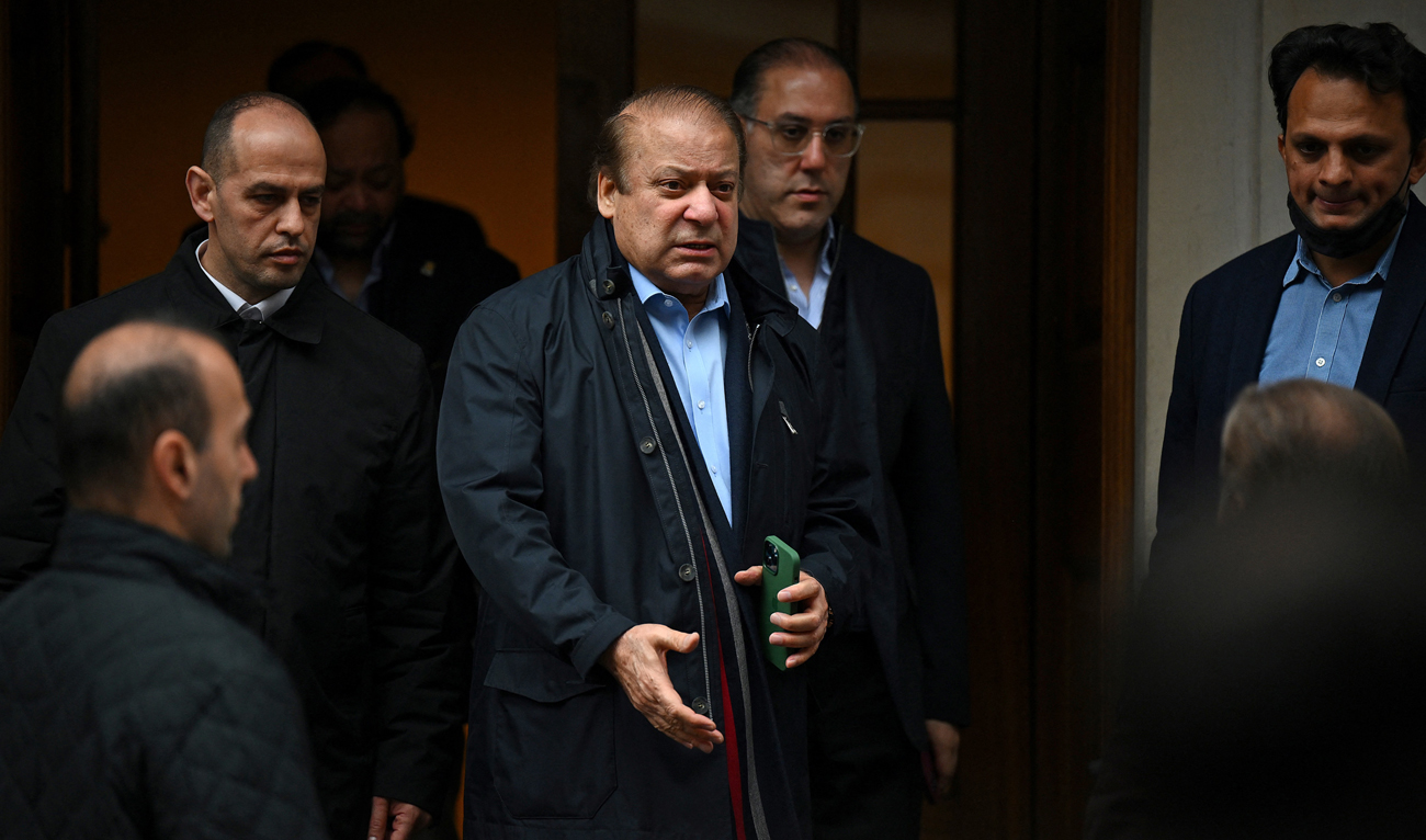Pakistan's former Prime Minister Nawaz Sharif (3L), brother of Pakistan's current Prime Minister Shehbaz Sharif, leaves from a property in west London on May 11, 2022. (Photo courtesy: AFP/File)
