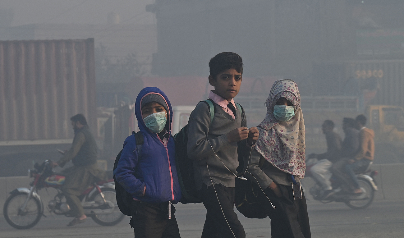 Children walk to school amid heavy smog conditions in Lahore on December 1, 2022. (Photo courtesy: AFP)