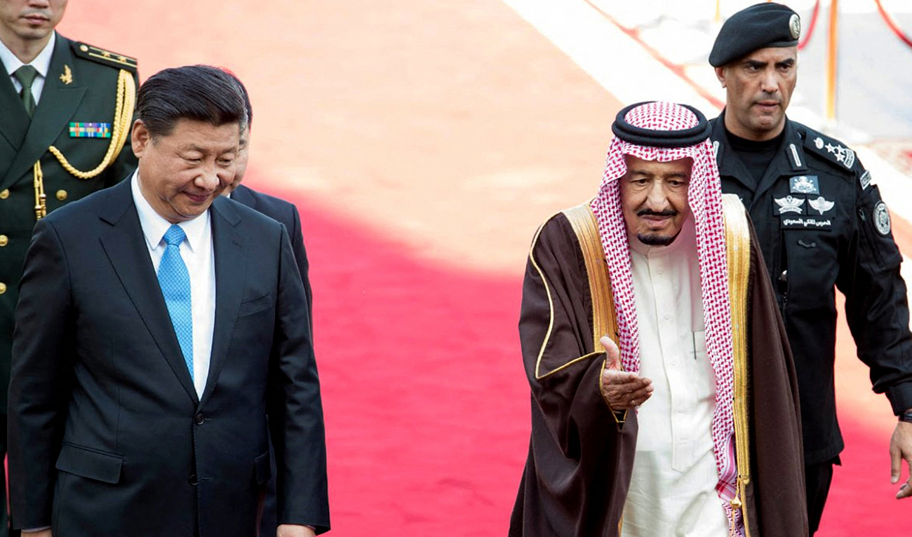 In this handout picture provided by the Saudi Press Agency (SPA) on January 19, 2016 shows Saudi King Salman bin Abdelaziz (R) escorting Chinese President Xi Jinping (L) upon the latter's arrival in Riyadh. (Photo courtesy: AFP/File)