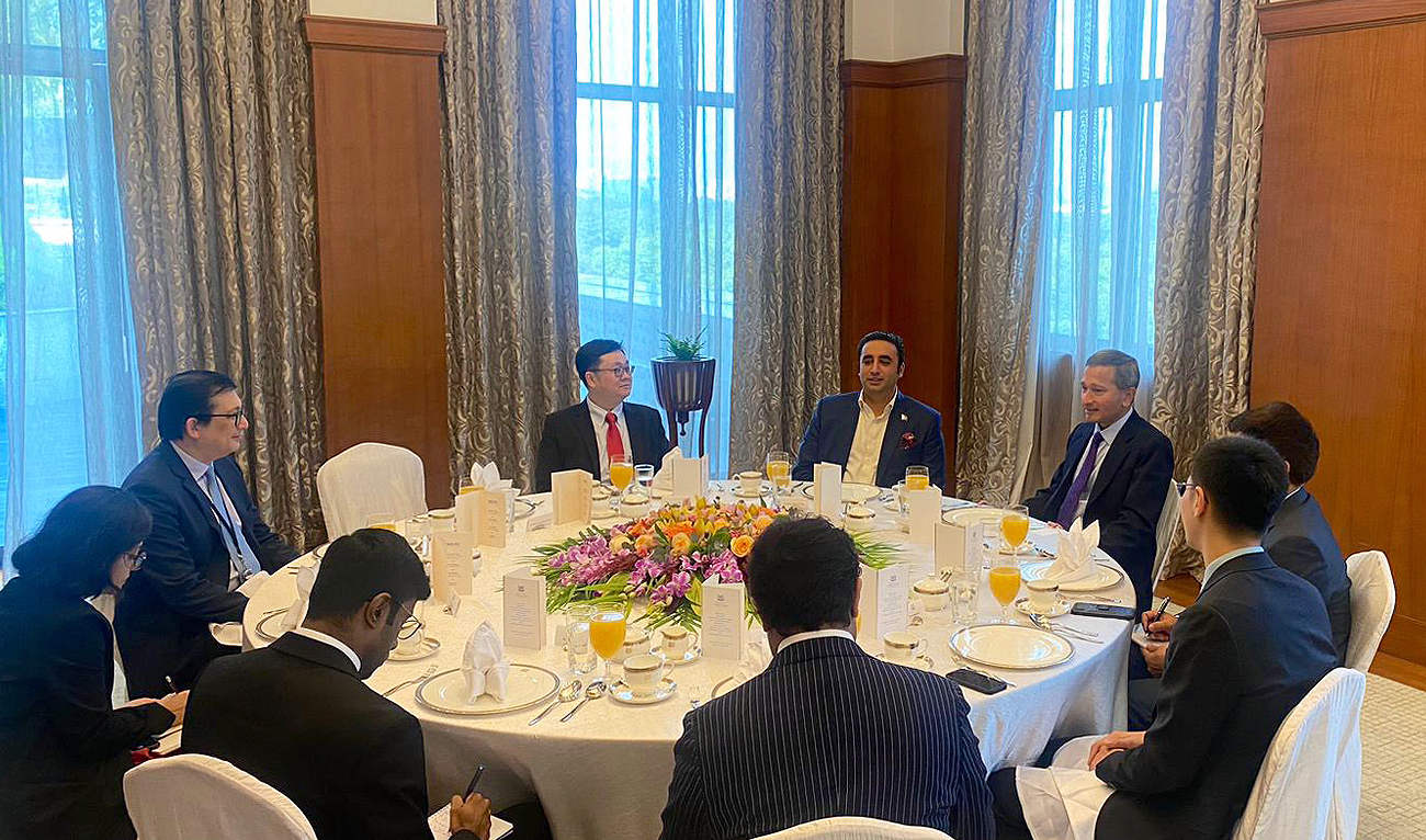Pakistan foreign minister Bilawal Bhutto-Zardari meets his Indonesian counterpart Dr. Vivian Balakrishnan in Singapore on December 9, 2022. (Photo courtesy: Twitter/ForeignOfficePk)