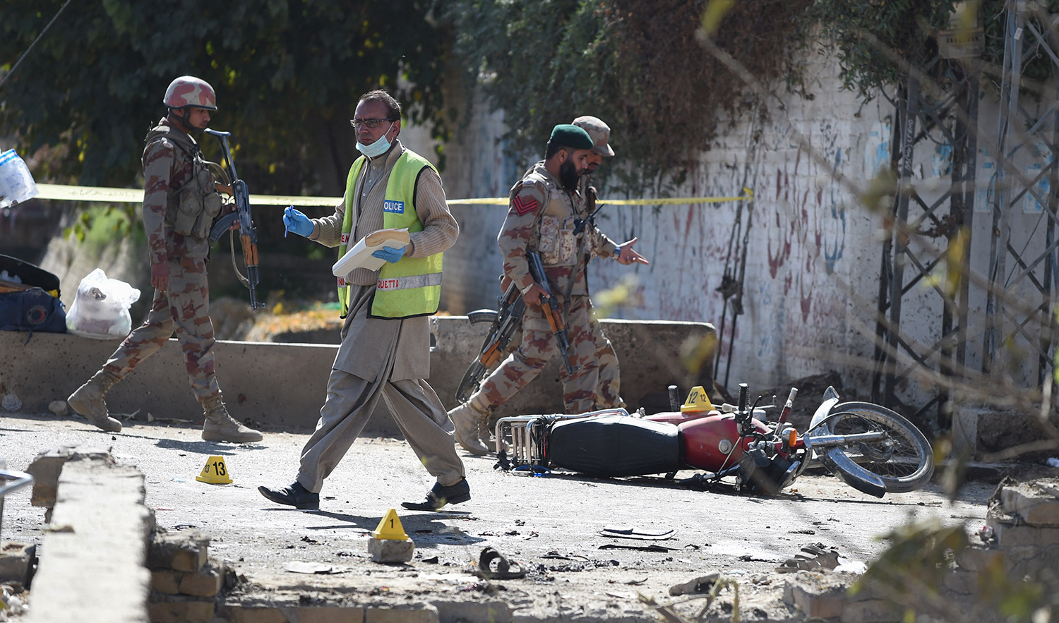 Pakistani security officials inspect the site of a suspected suicide bomb attack in Quetta on November 9, 2017. (AFP/File)