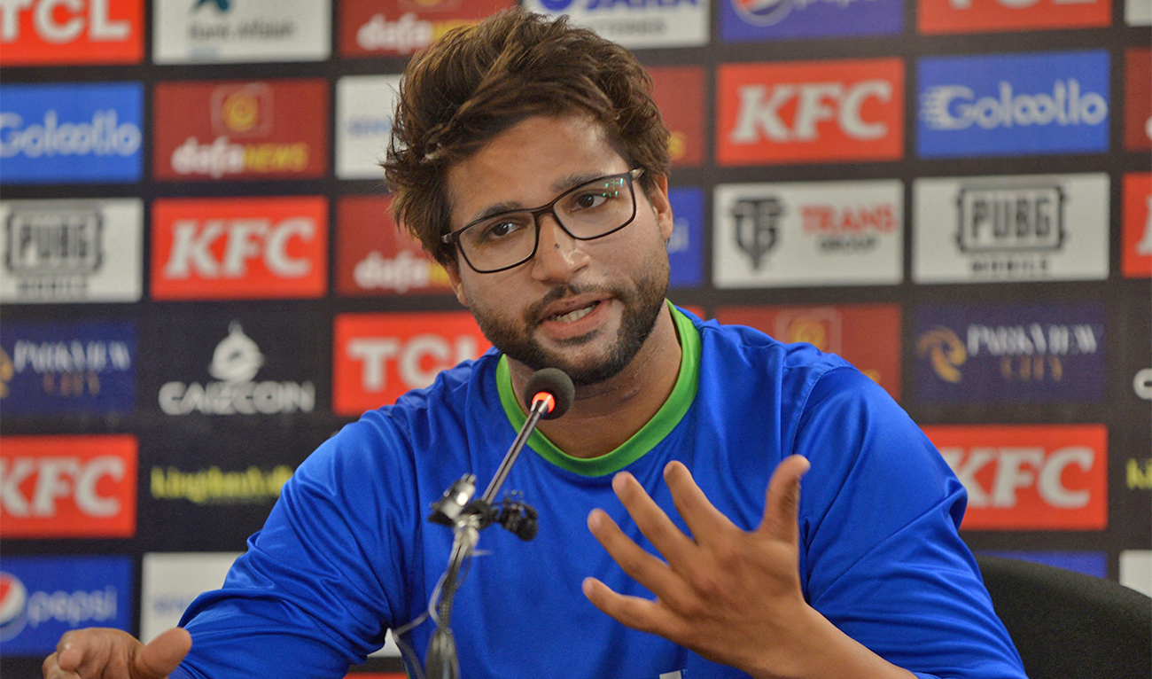Pakistan's Imam ul Haq speaks with media representatives during the team practice session at the National Stadium in Karachi on December 15, 2022, ahead of the third cricket Test match between Pakistan and England. (AFP)