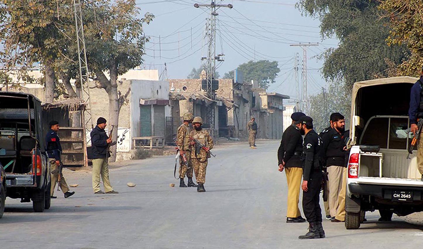 Pakistani soldiers and policemen cordon off the area after a bomb attack on a security convoy in the northwestern region of Pakistan on January 19, 2014. (AFP/File)