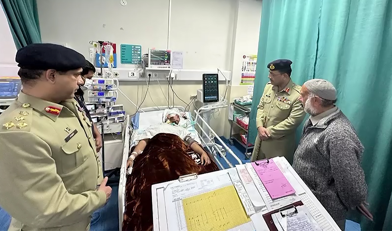 Pakistani chief of army staff (COAS) General Syed Asim Munir (first right) meets soldiers injured in Bannu operation at Combined Military Hospital in the city of Rawalpindi, Pakistan on December 21, 2022. (ISPR)