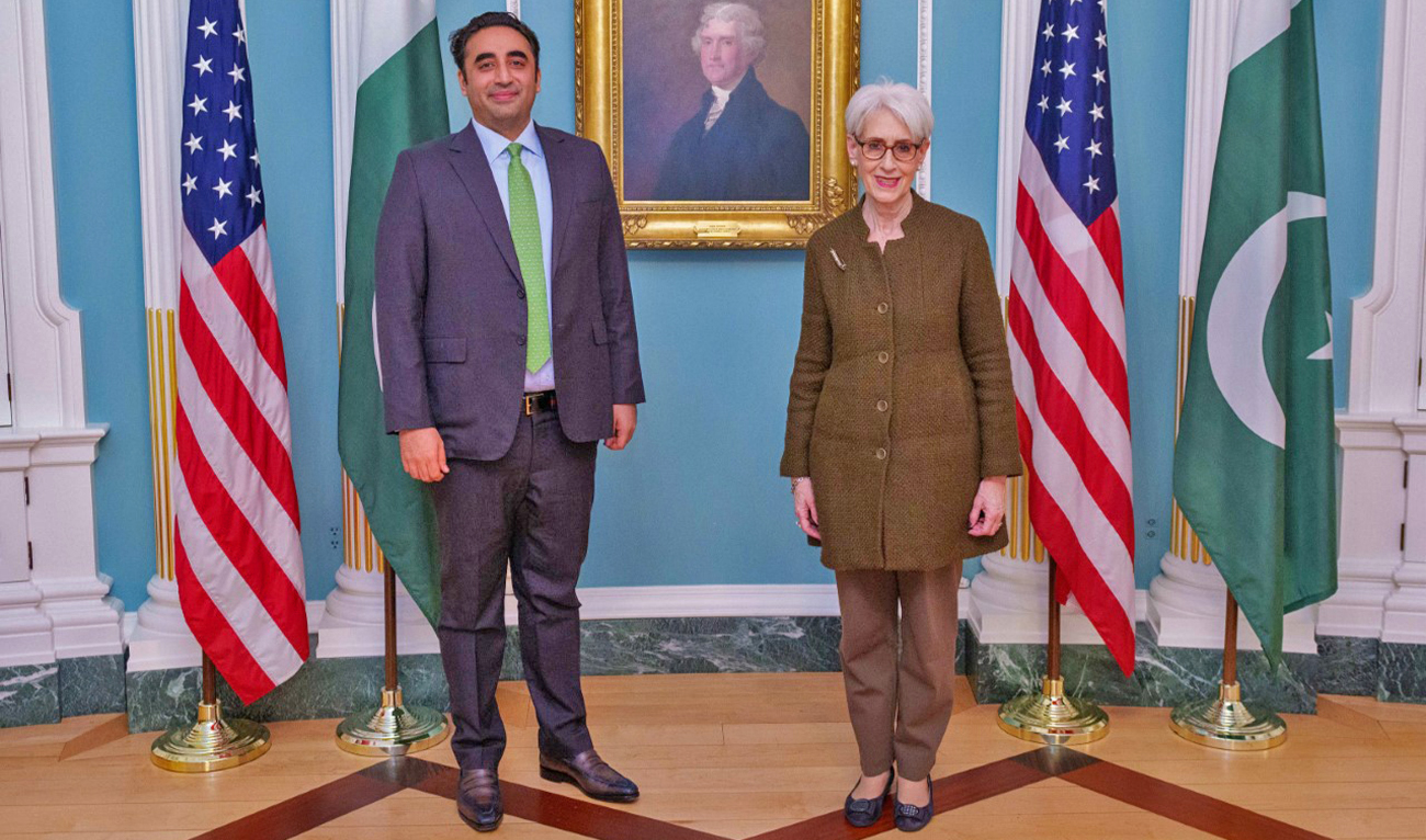 US Deputy Secretary of State Wendy Sherman (right) poses for a picture with Pakistan’s Foreign Minister Bilawal Bhutto-Zardari in Washington, US on December 22, 2022. (@DeputySecState/Twitter)