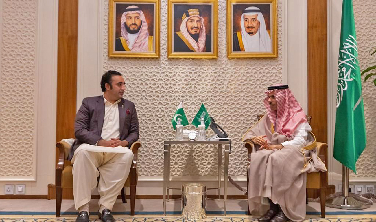 Pakistan foreign minister Bilawal Bhutto-Zardari (left) meets his Saudi counterpart Faisal bin Farhan in Riyadh, Saudi Arabia on November 10, 2022. (Photo courtesy: Saudi Ministry of Foreign Affairs/File)