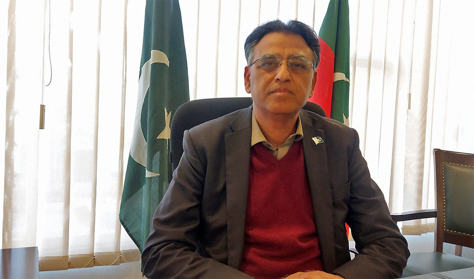 Former prime minister Imran Khan’s aide Asad Umar speaks to Arab News in Islamabad, Pakistan, on December 28, 2022. (AN Photo)