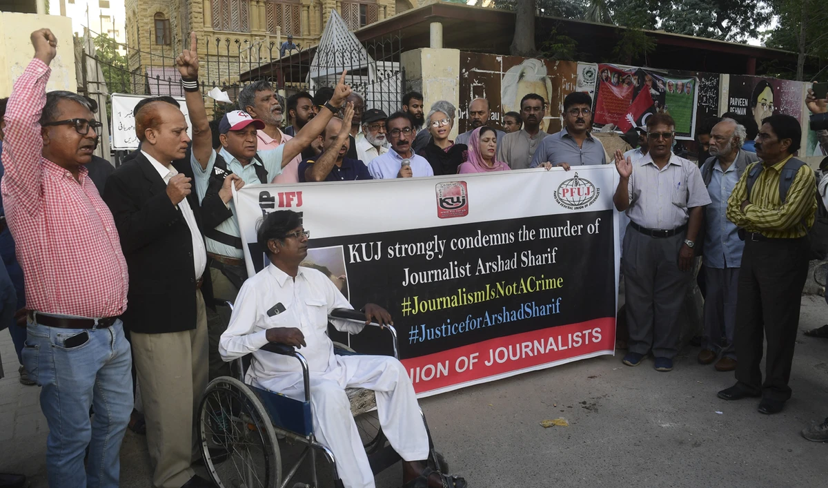 Media representatives shout slogans during a protest in Karachi on October 24, 2022, against the killing of Pakistani news anchor Arshad Sharif in Kenya. (Photo courtesy: AFP/File)