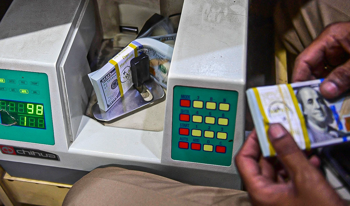 A foreign currency dealer counts US dollars at a shop in Karachi, Pakistan, on April 7, 2022. (AFP/File)