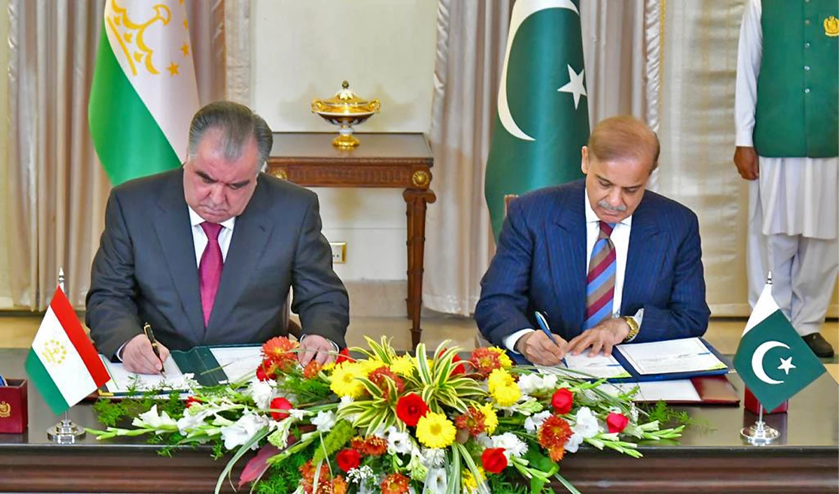 Tajikistan President Emomali Rahmon (left) and Pakistan Prime Minister Shehbaz Sharif sign Joint Communiqué of the visit of Tajik President to Pakistan in Islamabad, Pakistan, on December 14, 2022. (APP)