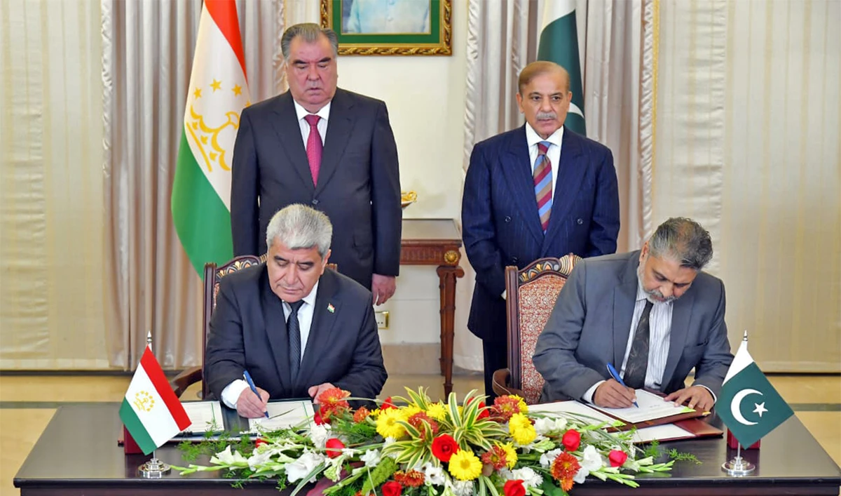 Pakistan Prime Minister Shehbaz Sharif (right) and Tajikistan's President Emomali Rahmon witness inking of MoUs and agreements between both countries in Islamabad, Pakistan, on December 14, 2022. (APP)