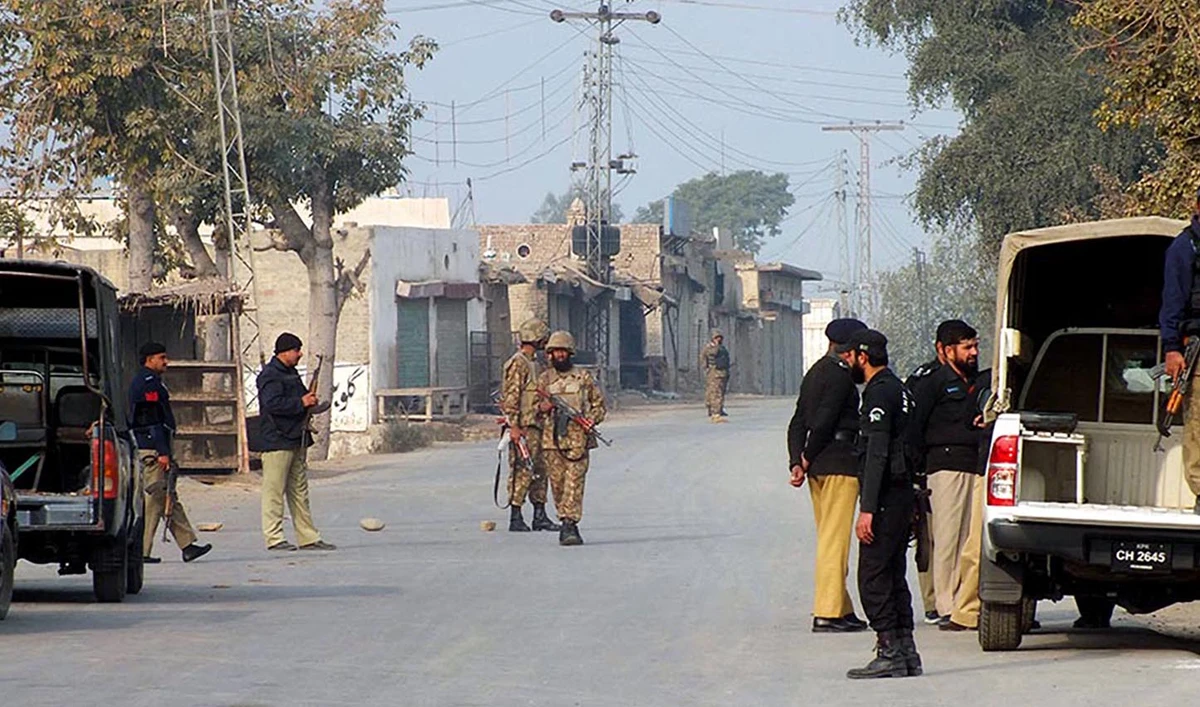 Pakistani soldiers and policemen cordon off the area after a bomb attack on a security convoy in the northwestern region of Pakistan on January 19, 2014. (AFP/File)
